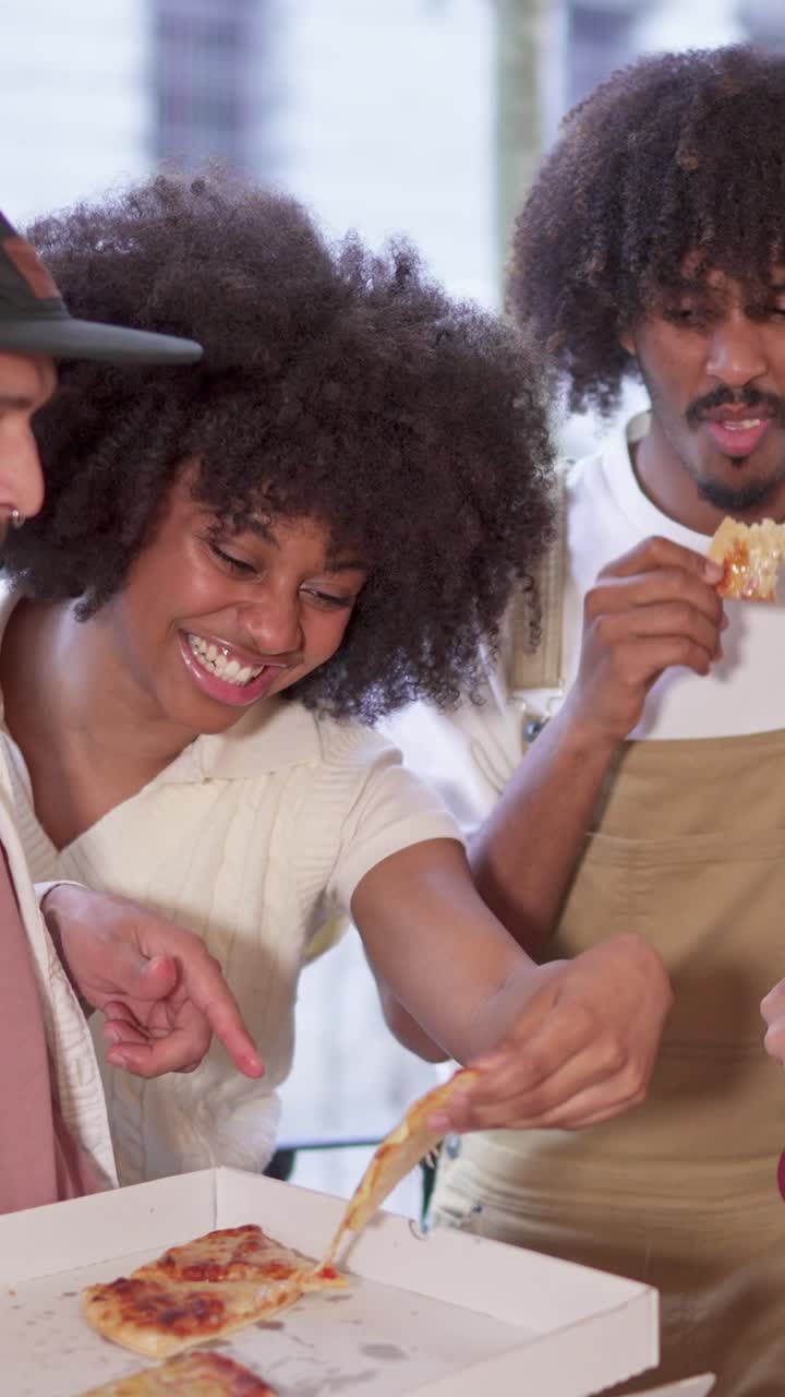 친구 들 이 함께 피자를 즐기고 있다