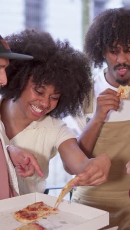 amigos disfrutando de la pizza juntos