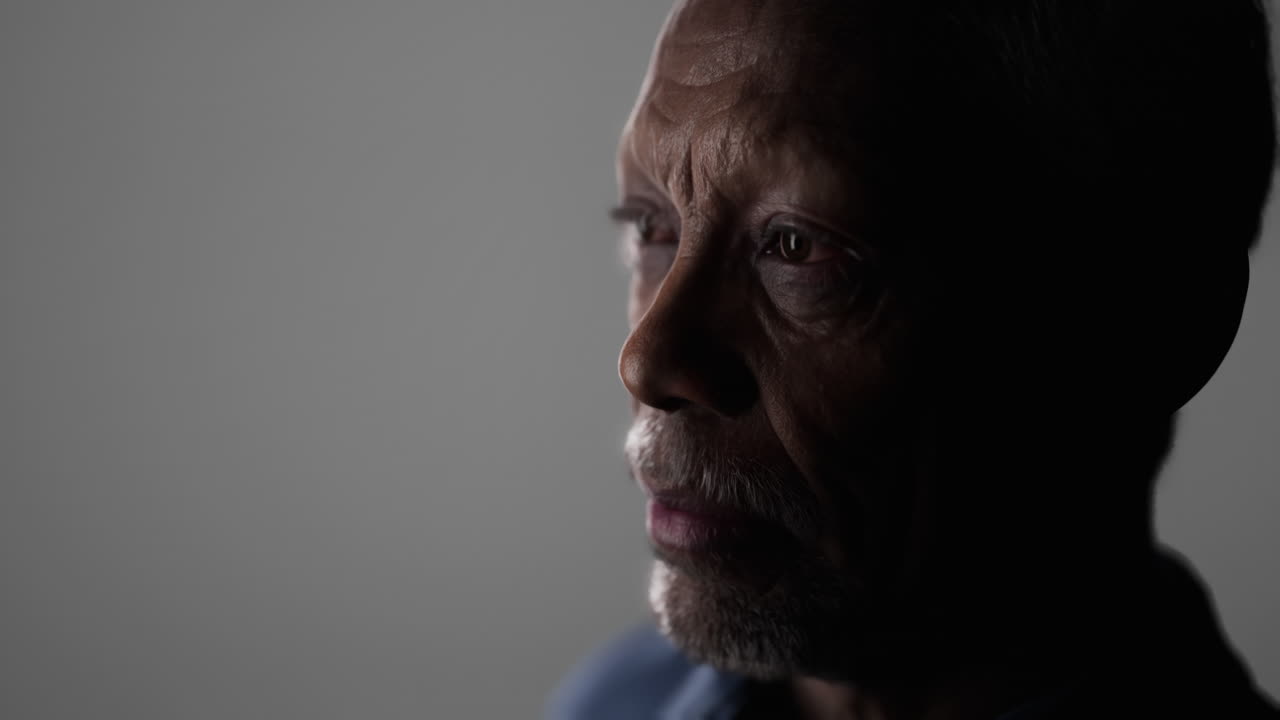 ojos negros tristes de hombre de cerca