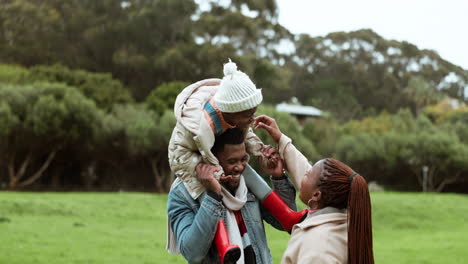 Padre,-Madre-O-Niño-En-El-Parque-Como-Familia-Negra