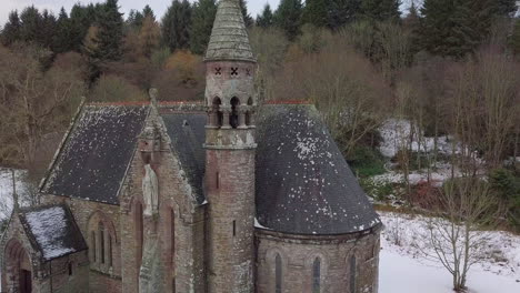 Imágenes-Aéreas-De-La-Iglesia-De-San-Paladio-En-La-Nieve-En-Un-Día-De-Invierno-En-Aberdeenshire,-Escocia