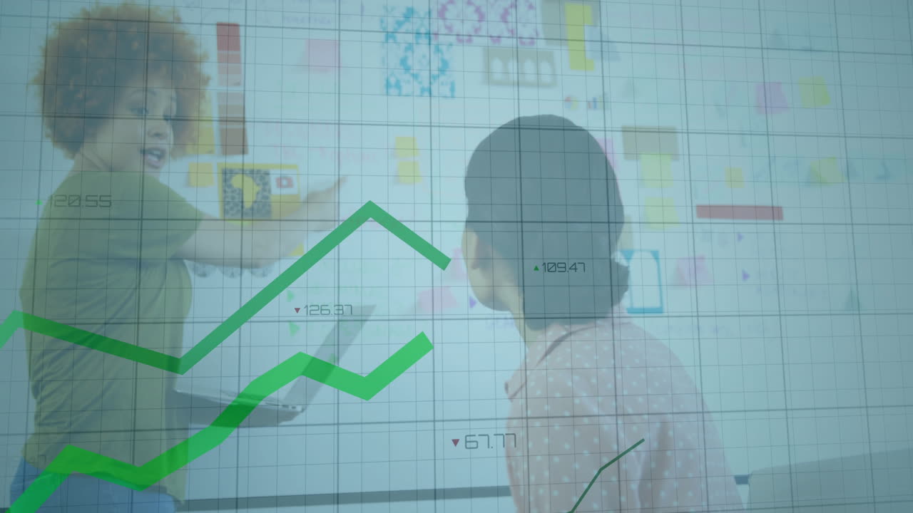 animación de procesamiento de datos y diagramas sobre diversos colegas discutiendo el trabajo en la oficina