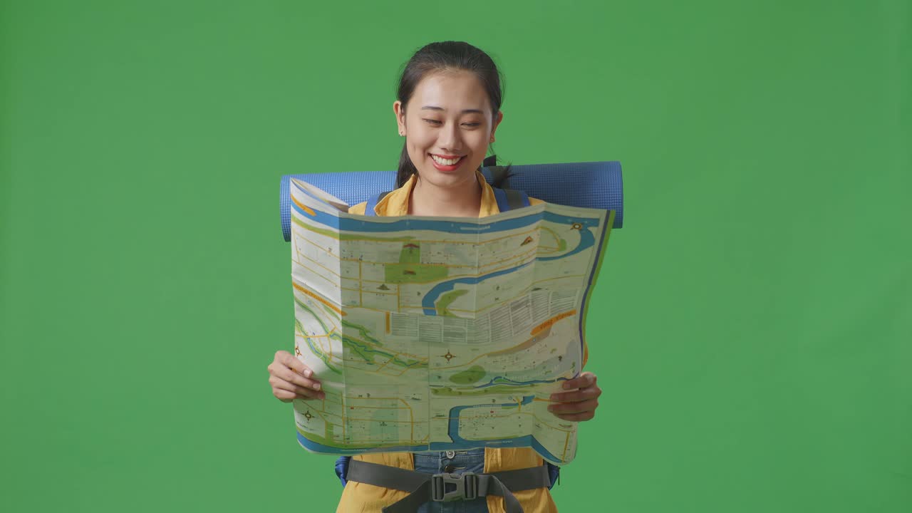 mujer mirando el mapa con la mochila