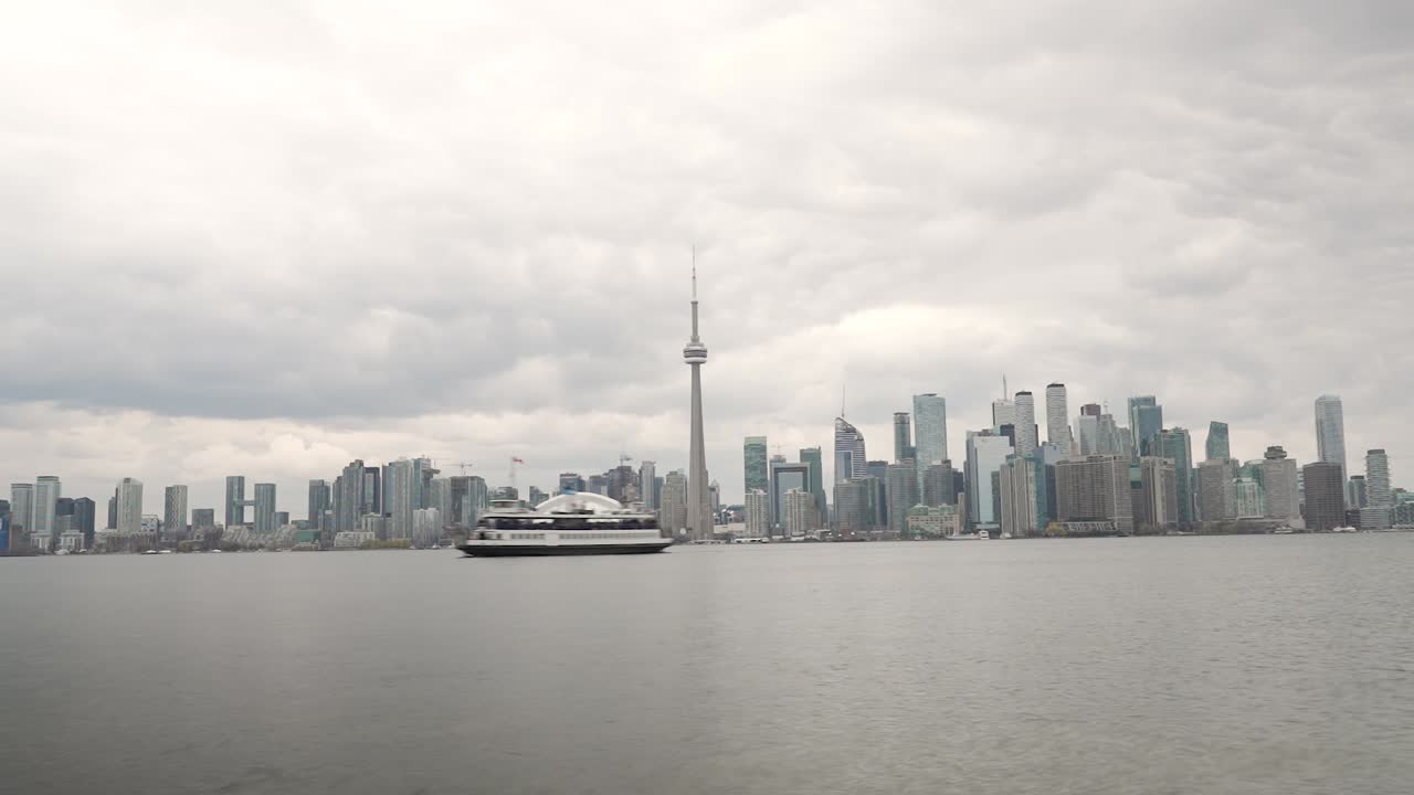 Toronto, Ontario: Timelapse diurno del panorama urbano con traghetto e lago