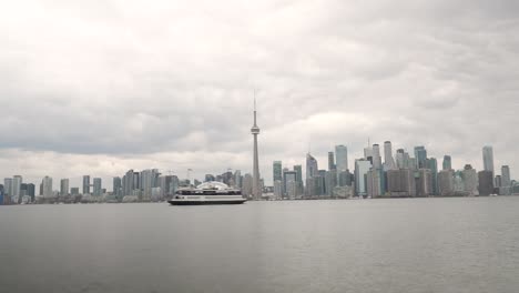 Timelapse-Del-Día-Del-Paisaje-Urbano-De-Toronto,-Ontario,-Con-Ferry-Y-Lago