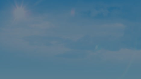 animación de texto de venta masiva en rectángulo sobre patrón abstracto contra el cielo nublado en el fondo