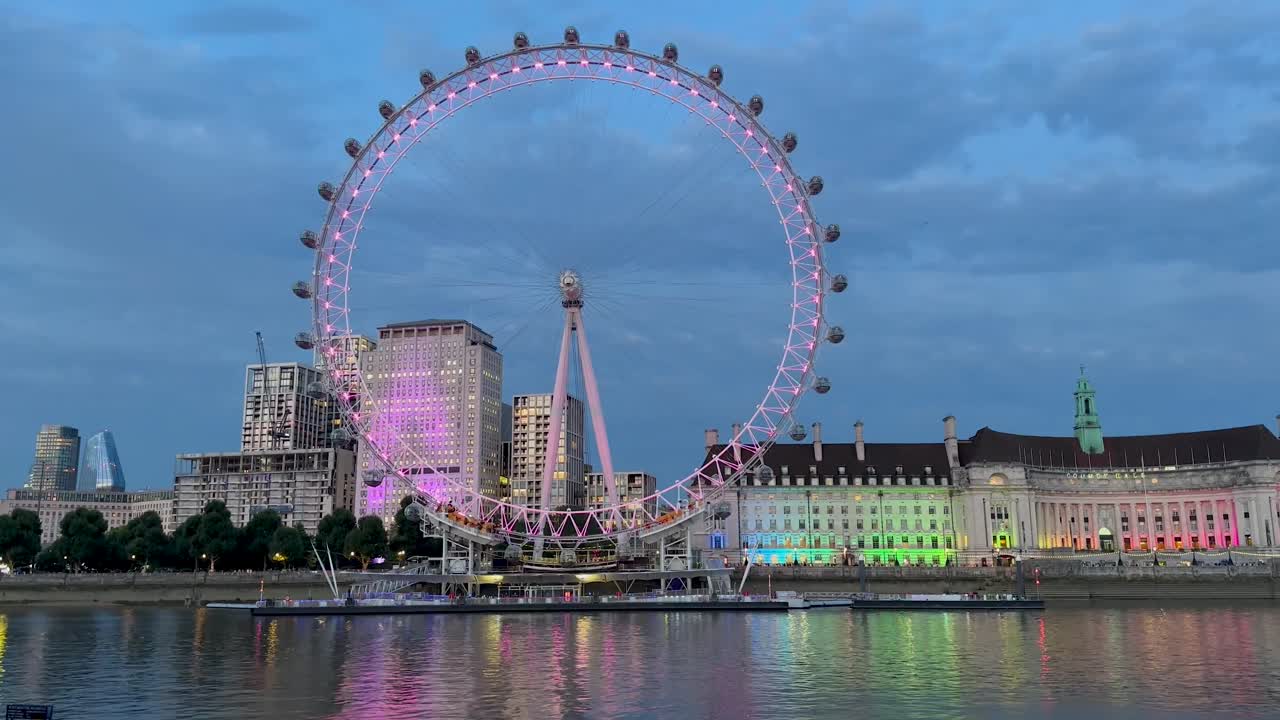 런던 아이 (london eye) 는 어두워지면 밝은 색을 반사하여 차분한 테임즈 강에 반사됩니다.