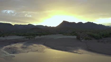 vista aérea de la puesta de sol dorada de arizona sobre un pequeño cuerpo de agua