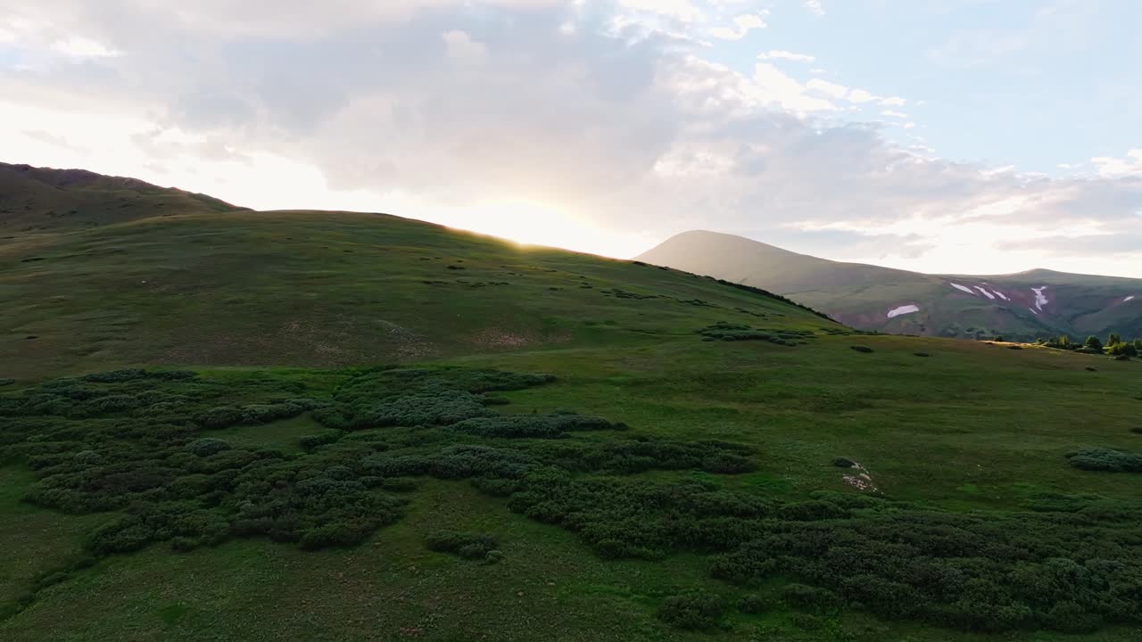 구아넬라 패스 (guanella pass) 의 공중 파노라마 전망 콜로라도 산맥과 해가 지는 곳에서 눈부신  ⁇ 빛