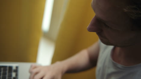 hombre trabajando en una computadora portátil