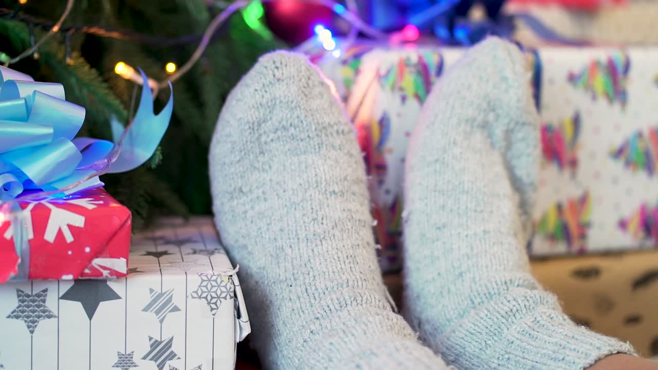크리스마스 양말 을 입은 편안 한 발