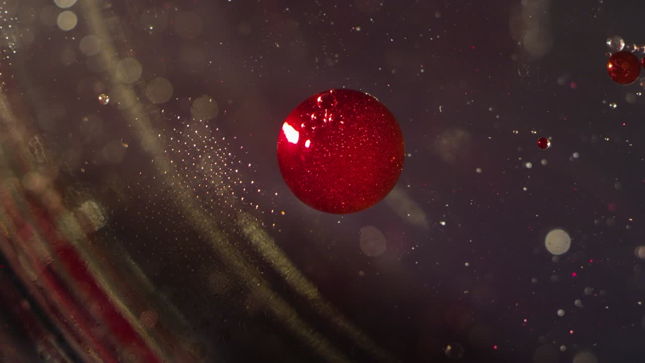추상적인 빨간 액체 반이는 구름이 떠다니며 은 액체 보케 배경 질감으로 변합니다.