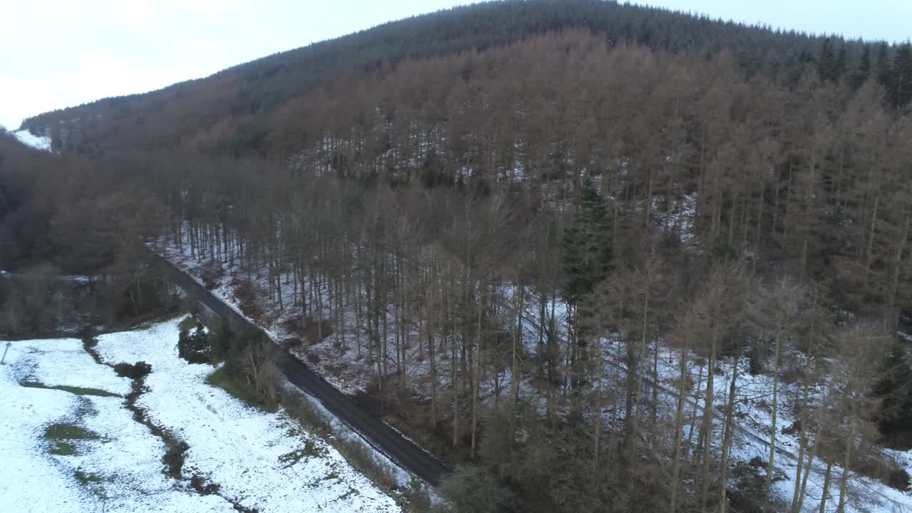 nevado galés bosque moel famau invierno paisaje vista aérea órbita izquierda