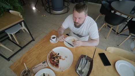 couple eating pizza in a restaurant