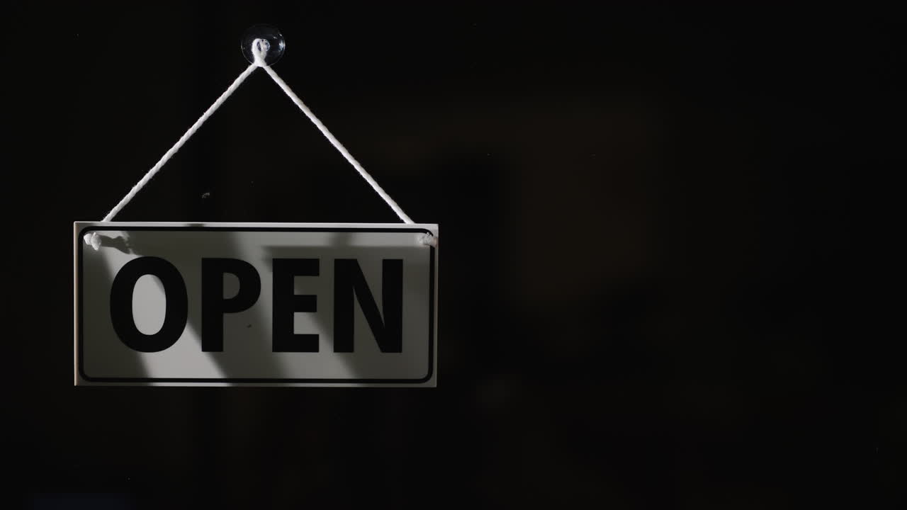 el vendedor cierra la tienda en el concepto de trabajo tardío de la noche