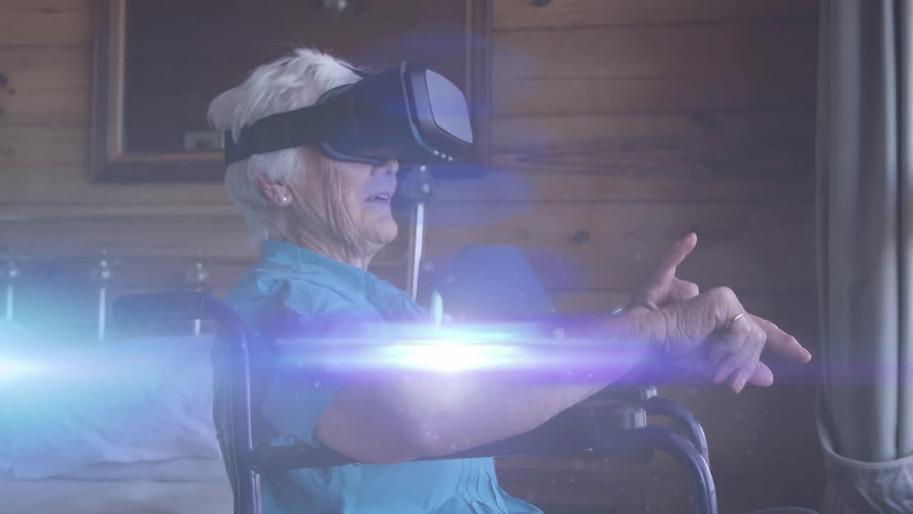 animación de la luz moviéndose sobre una mujer caucásica mayor sonriente en silla de ruedas usando auriculares vr