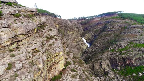 Una-Cascada-Tropical-En-Un-Cañón-De-Montaña