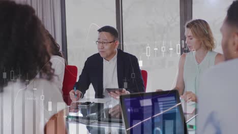회의에서 이야기하는 비즈니스 사람들과 통계와 정보를 보여주는 인터페이스의 애니메이션