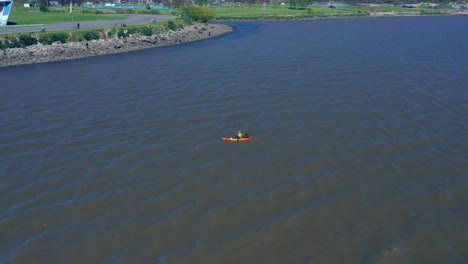 un hombre en una canoa pescando comida