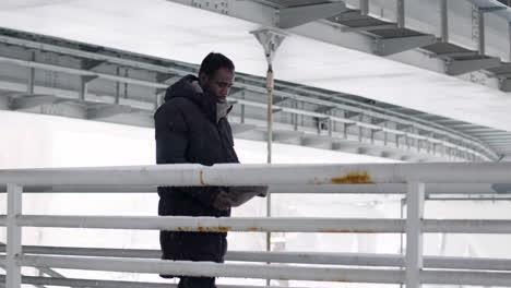 un homme qui se promène seul à l'extérieur