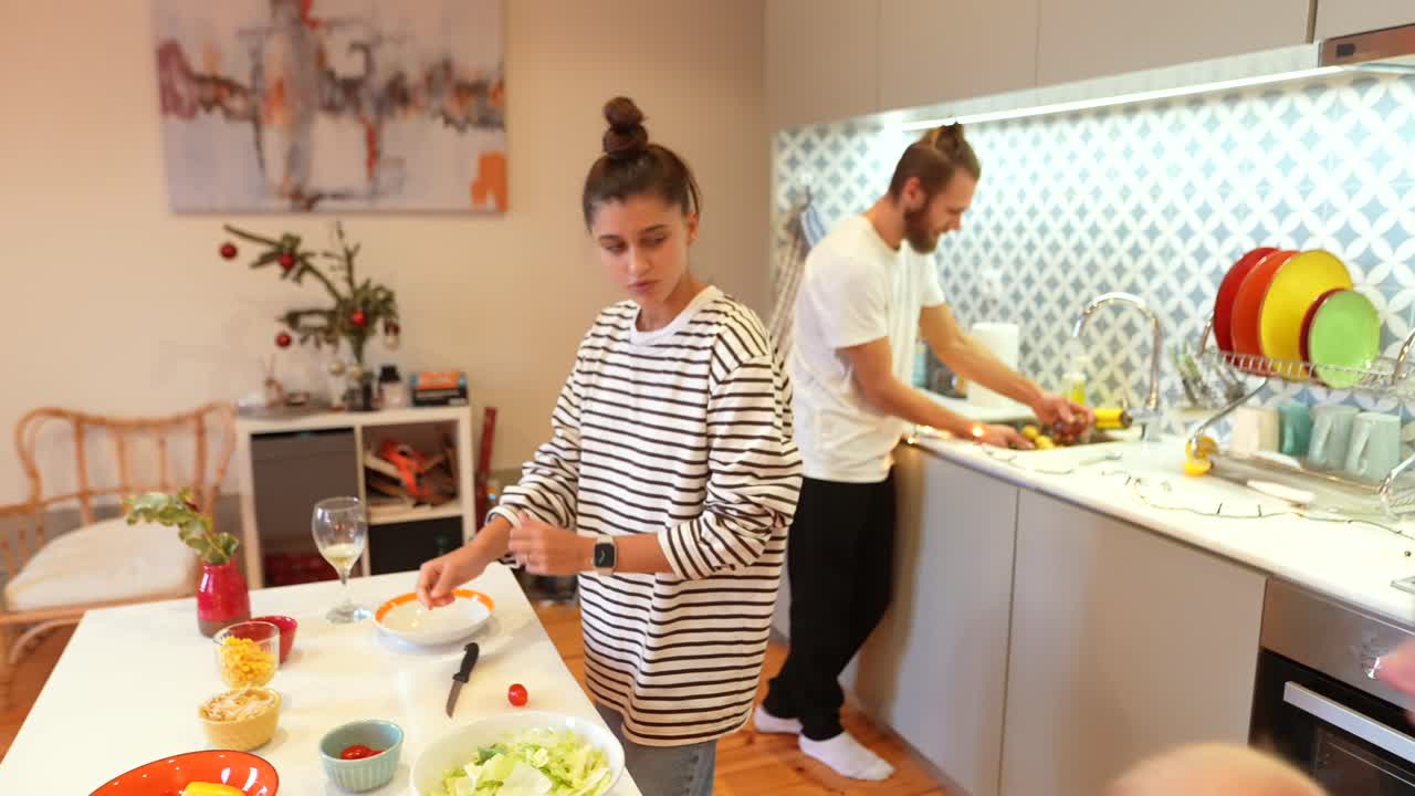 Paar bereitet eine Mahlzeit in der Küche zu