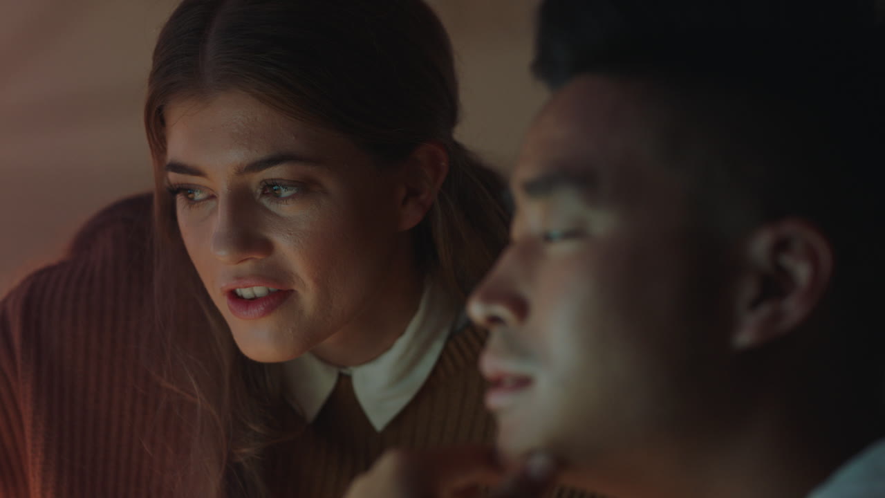 늦게 일하는 사업가 팀 리더 여성 훈련 인턴 사무실에서 컴퓨터를 사용하여 아이디어를 브레인스토밍