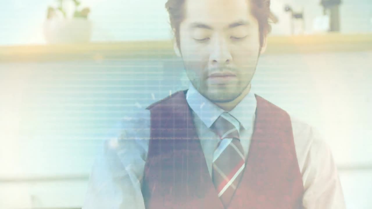 노트북을 사용하는 사업가에 대한 스 ⁇  스캐닝 및 데이터 처리 애니메이션