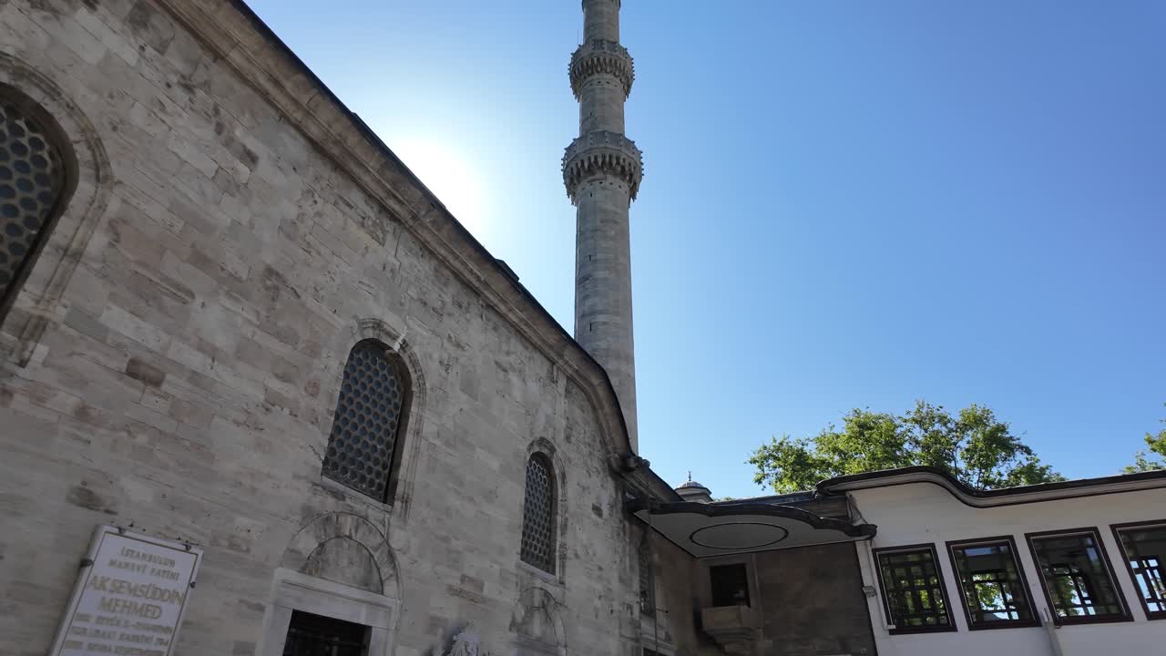 Moschea storica e minareto contro un cielo azzurro limpido a Istanbul
