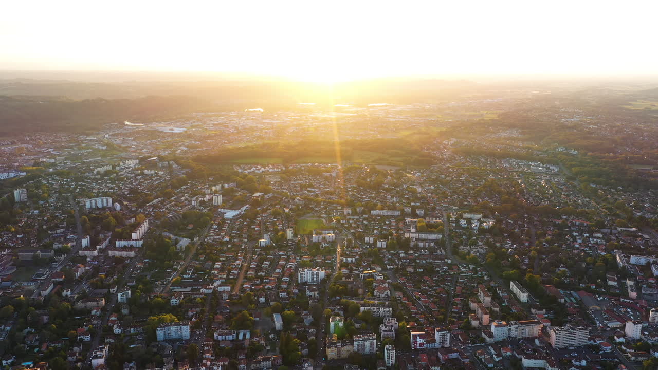 zona residencial puesta de sol sobre la ciudad de pau francia casas jardines verdes