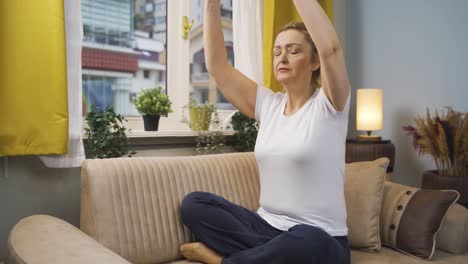 Mujer-En-Meditación-Frente-A-La-Ventana.