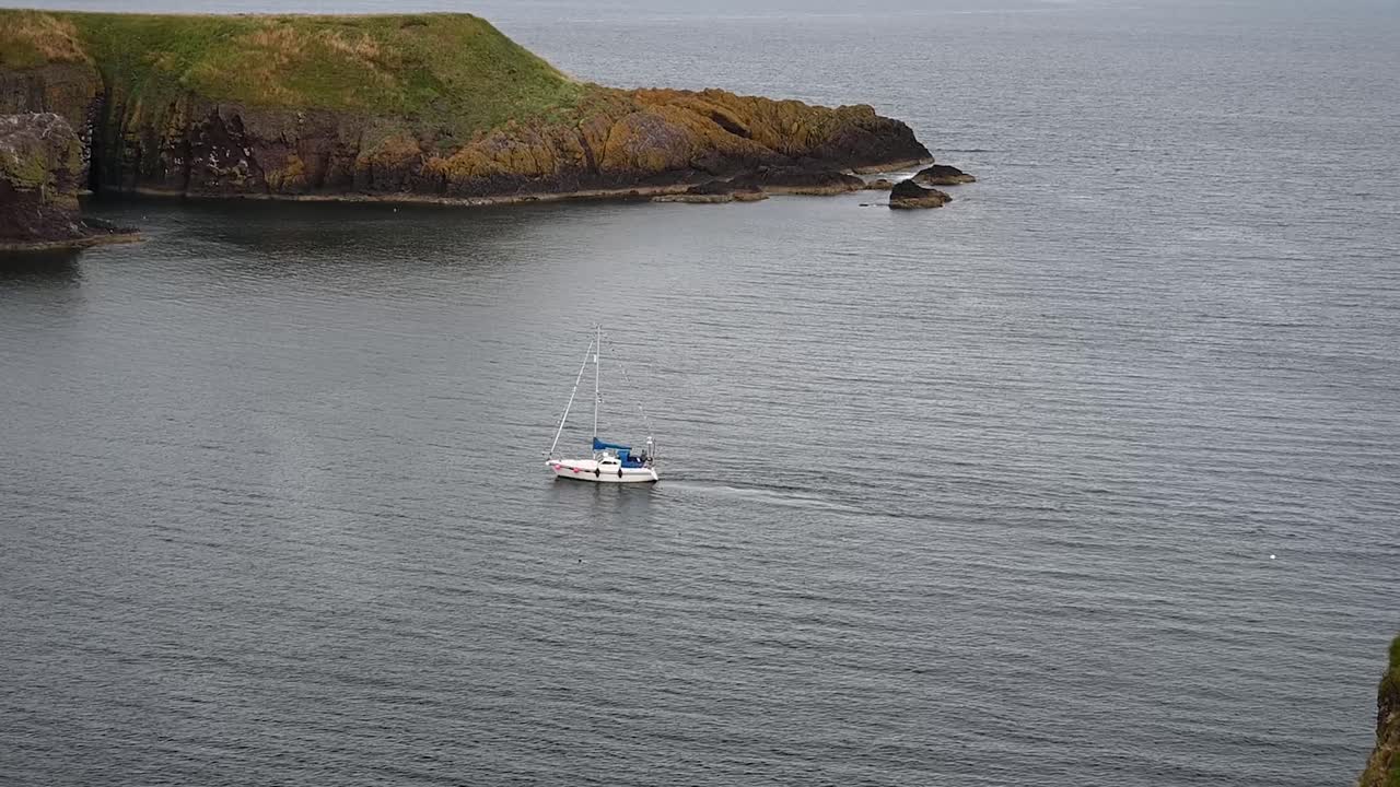 navegando desde el castillo de dunnottar, escocia, reino unido