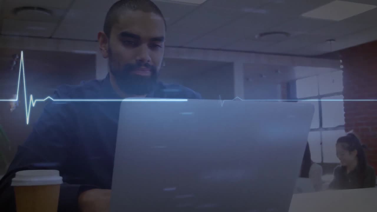 animación de línea isoeléctrica sobre hombre de negocios biracial usando computadora portátil en la oficina