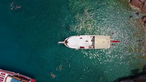 Disparo-Cinematográfico-De-Drones-Que-Se-Distancian-De-Un-Barco-De-Lujo-En-Aguas-Claras