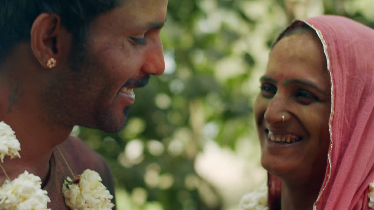 la gente de rajasthan celebra el festival de los colores holi en la india