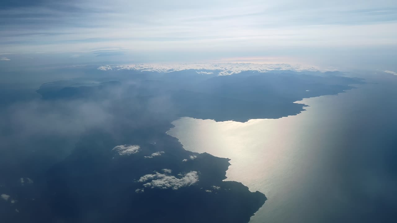 フランスのコルシカ島と海岸線の雲の上からの空撮パノラマビュー