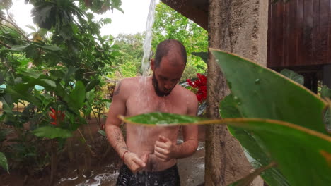 ducha masculina caucásica en la selva salvaje del hotel resort spa en costa rica américa central