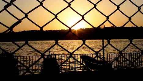 mar y puesta de sol con malla de alambre
