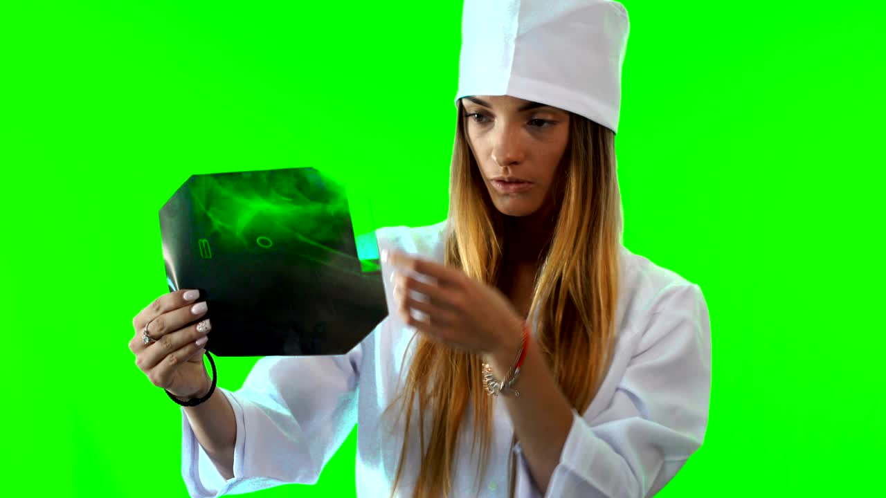 joven enfermera hermosa mirando rayos x