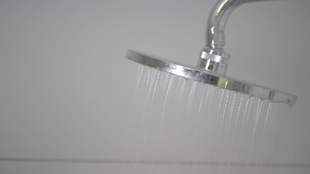 cabeza de ducha con corriente de agua