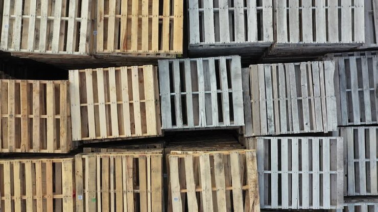paletas de madera apiladas