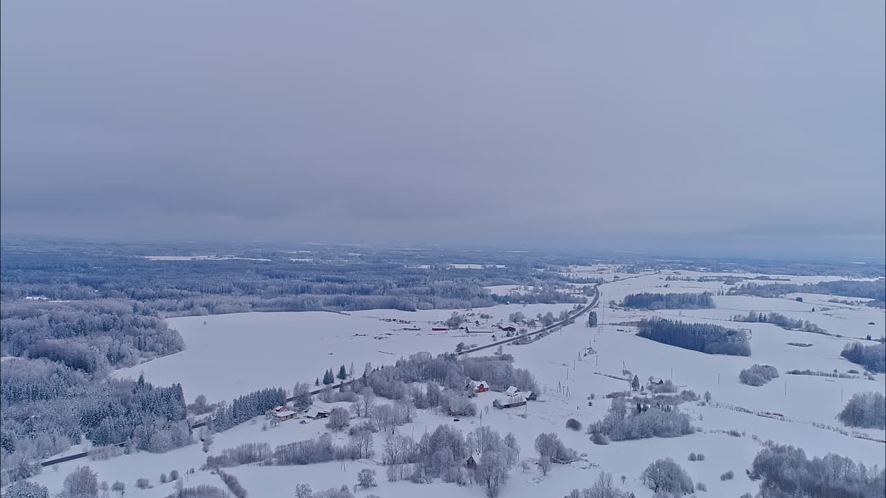 드론이 얼어붙은 풍경 위에서 구름으로 날아갑니다.