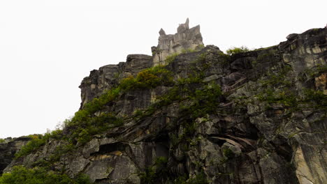 formación rocosa en la cima de un acantilado empinado en el cañón de hellmojuvet en nordland, norte, noruega