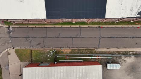 antena directa de una pequeña calle, el seguimiento hacia fuera