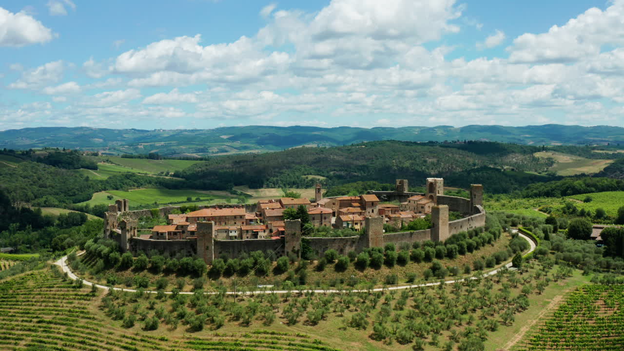 vista aérea de la ciudad medieval de monteriggioni en toscana, italia