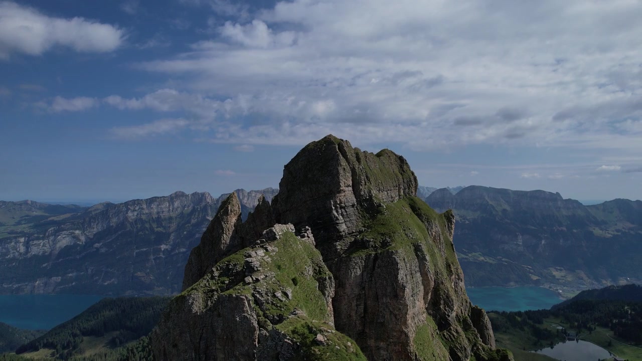 Sorvolando una montagna dall'aspetto pericoloso in Svizzera.