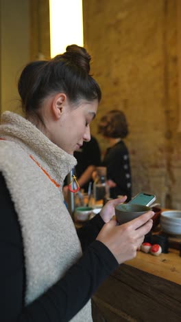 una mujer disfrutando de una copa en un café.