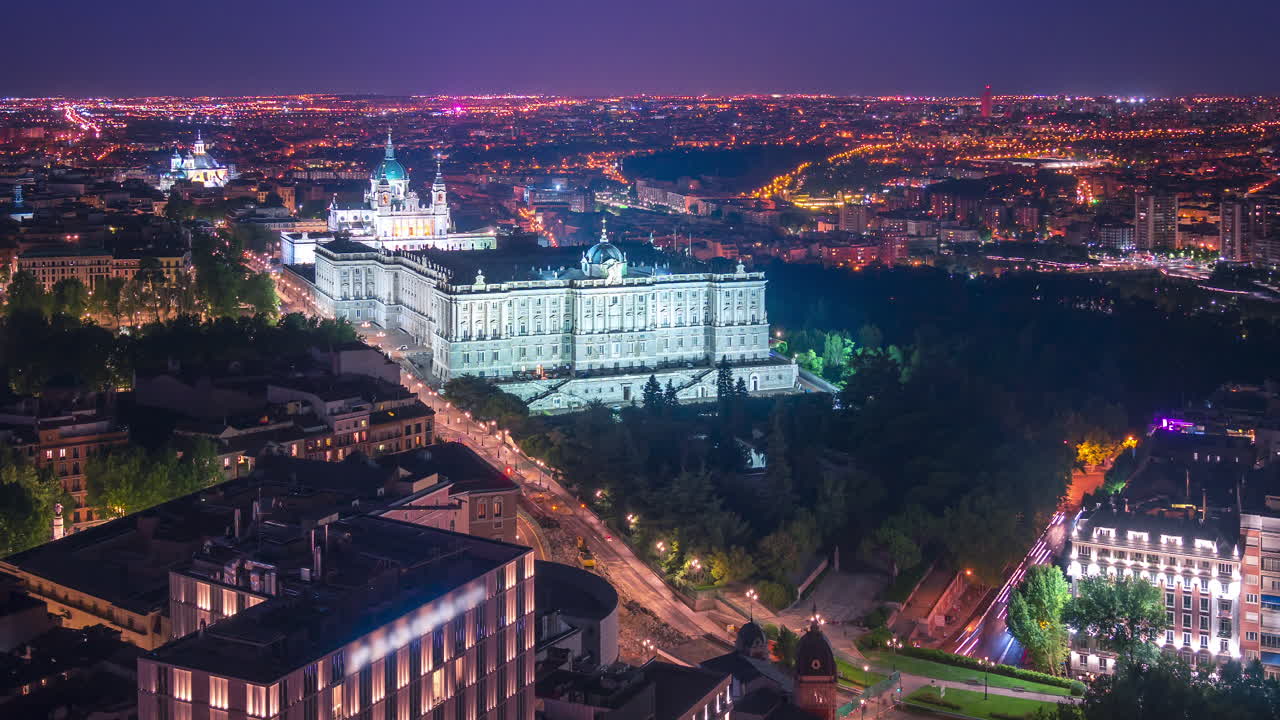 밤에 마드리드 왕궁과 알무데나 대성당의 저속 촬영