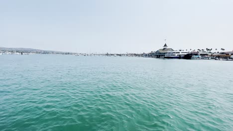 Schwenken-Sie-Von-Der-Fähre-Auf-Dem-Weg-Zurück-Nach-Newport-Beach-über-Den-Hafen-Von-Balboa-Island