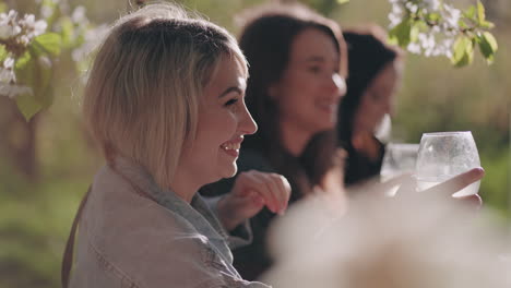 mujeres felices están almorzando en un hermoso jardín fiesta amistosa en verano o primavera amigas