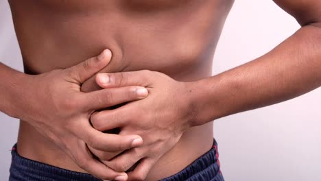 hombre con dolor abdominal